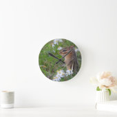 Adorable Chipmunk in Blume Runde Wanduhr (Zuhause)