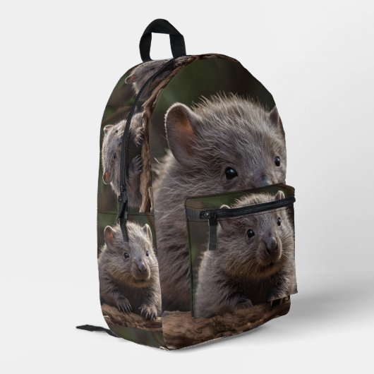 Adorable Cudly Australian Baby Wombat, Bedruckter Rucksack (Rückseitige Ecke links)