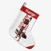 Adorable Deutscher Hirte in Weihnachtsmannmütze Großer Weihnachtsstrumpf (Vorderansicht (hängend))