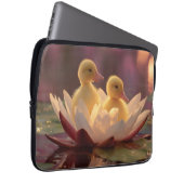 Adorable Ducklings in einer Wasserlilie-Blume Laptopschutzhülle (Vorne Rechts)