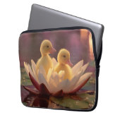 Adorable Ducklings in einer Wasserlilie-Blume Laptopschutzhülle (Vorderseite Links)