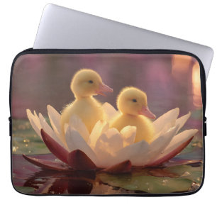 Adorable Ducklings in einer Wasserlilie-Blume Laptopschutzhülle