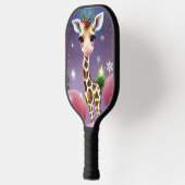 Adorable Fantasy Baby Giraffe mit Holly Pickleball Schläger (Links)