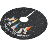 Adorable farbenfrohe Weihnachtselfen, Nomaden Polyester Weihnachtsbaumdecke (Schrägansicht)