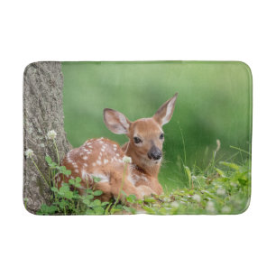 Adorable Fauna, die unter einem Baum liegt Badematte