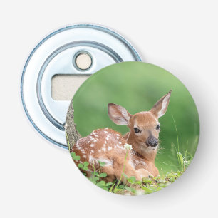 Adorable Fauna, die unter einem Baum liegt Flaschenöffner