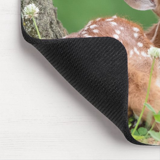 Adorable Fauna, die unter einem Baum liegt Mousepad (Ecke)