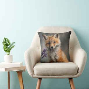 Adorable Fox Kit mit Lavendel-Blume Kissen