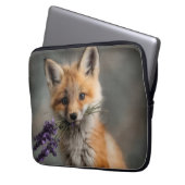 Adorable Fox Kit mit Lavendel-Blume Laptopschutzhülle (Vorderseite Links)