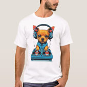 Adorable Ginger Small Dog DJing mit Kopfhörern T-Shirt (Vorderseite)
