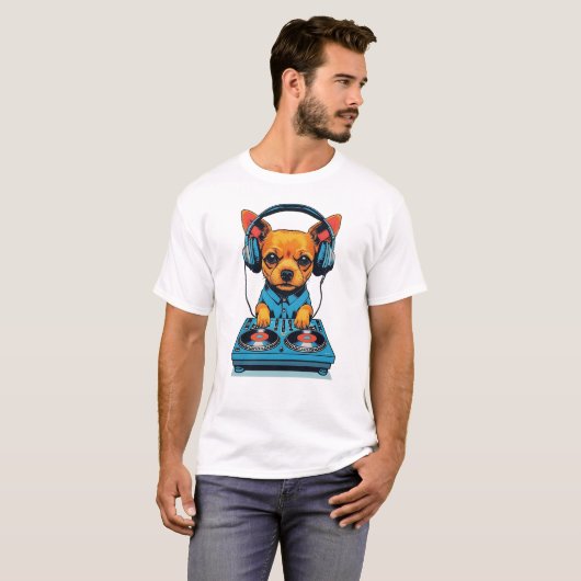 Adorable Ginger Small Dog DJing mit Kopfhörern T-Shirt (Vorne ganz)