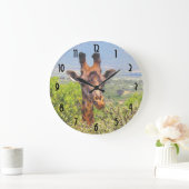 Adorable Giraffe, die seinen Kopf über den Bäumen Große Wanduhr (Zuhause)