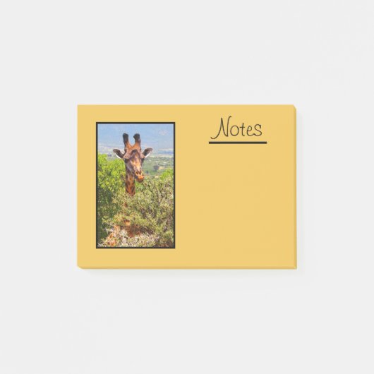 Adorable Giraffe, die seinen Kopf über den Bäumen Post-it Klebezettel (Vorderseite)