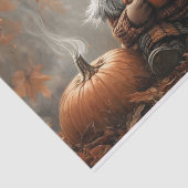 Adorable Gnome mit heißem Kakao neben einem Kürbis Seidenpapier (Ausschnitt)