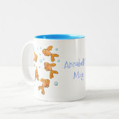 Adorable Goldfische mit Bläschen Cartoon Muster. Zweifarbige Tasse (Vorderseite Links)