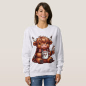 Adorable Highland Cow Genießen gemütliche Getränke Sweatshirt (Vorne ganz)
