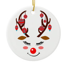 Adorable Hirschgesicht mit Ornamenten auf Antlern