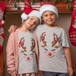 Adorable Hirschgesicht mit Ornamenten auf Antlern  T-Shirt