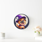 Adorable Hund in Hexenhut Runde Wanduhr (Zuhause)