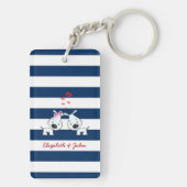 Adorable Hunde in Liebe auf gestreiftem Personalis Schlüsselanhänger (Rückseite)