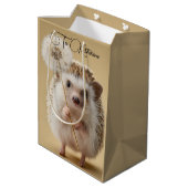 Adorable Igel mit einem Löwenzahn Mittlere Geschenktüte (Rückseite Schrägansicht)