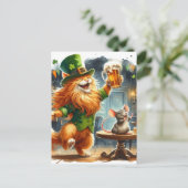 Adorable Ingwer Katze und eine Maus mit Bierstolle Postkarte (Stehend Vorderseite)