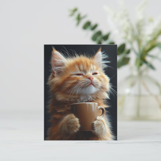 Adorable Ingwer Kitten mit Kaffee Postkarte (Stehend Vorderseite)