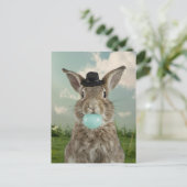 Adorable Kaninchen in Hut kauen Blue Bubble Gum Postkarte (Stehend Vorderseite)