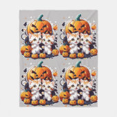 Adorable Kätzchen spielen mit einem Kürbis Fleecedecke (Vorderseite)