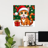 Adorable Katze in Weihnachtsmannmütze mit Geschenk Poster (Heimbüro)