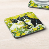 Adorable Katzen, die auf einem Feld von Milchprodu Getränkeuntersetzer (Linke Seite)