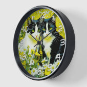 Adorable Katzen, die auf einem Feld von Milchprodu Uhr (Winkel)