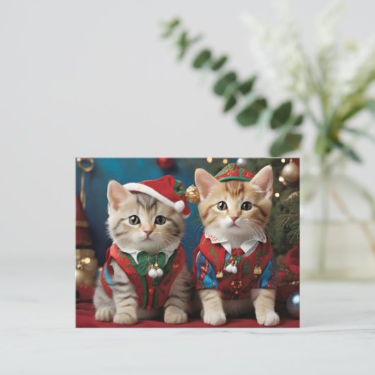 Adorable Katzen in Weihnachtsmannmützen Festlich Postkarte (Stehend Vorderseite)