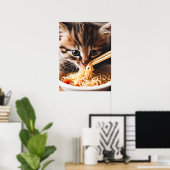 Adorable Kitten Eating Ramen Noodles Poster (Heimbüro)