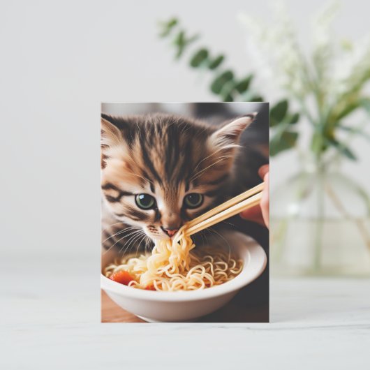 Adorable Kitten Eating Ramen Noodles Postkarte (Stehend Vorderseite)