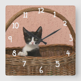 Adorable kitten in basket quadratische wanduhr