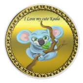 Adorable Koala Bär in einem Baum im Wald Keramikknauf (Vorderseite)