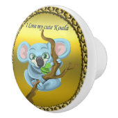 Adorable Koala Bär in einem Baum im Wald Keramikknauf (Rechts)