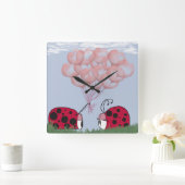 Adorable Ladybug mit Hübschem rosa Ballon Bouquet Quadratische Wanduhr (Zuhause)
