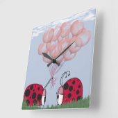 Adorable Ladybug mit Hübschem rosa Ballon Bouquet Quadratische Wanduhr (Winkel)