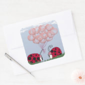 Adorable Ladybug mit Hübschem rosa Ballon Bouquet Quadratischer Aufkleber (Umschlag)