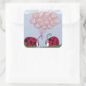 Adorable Ladybug mit Hübschem rosa Ballon Bouquet Quadratischer Aufkleber (Tasche)