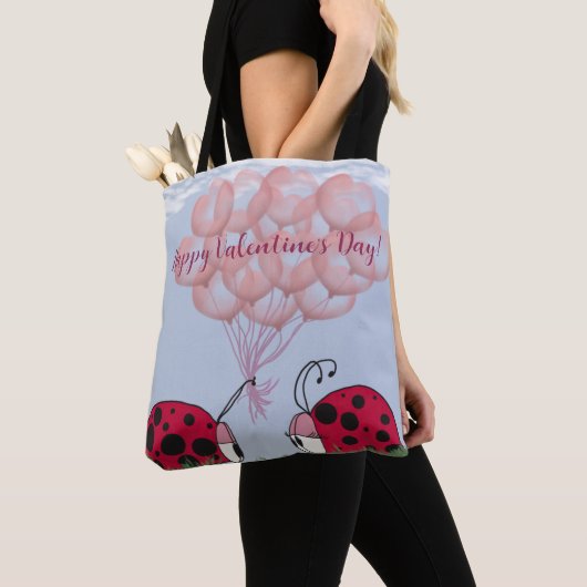 Adorable Ladybug mit Hübschem rosa Ballon Bouquet Tasche (Von Nahem)