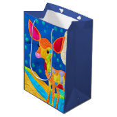 Adorable Little Baby Deer - quilt-like Design Mittlere Geschenktüte (Vorderseite Schrägansicht)