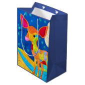 Adorable Little Baby Deer - quilt-like Design Mittlere Geschenktüte (Rückseite Schrägansicht)
