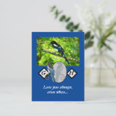 Adorable Magpie Looking Glass Monogram w Foto Einladungspostkarte (Stehend Vorderseite)