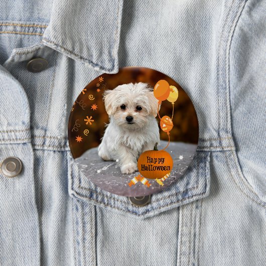 Adorable maltese Welpe feiert Halloween Button (Beispiel)