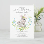 Adorable Mama & Baby Bunny Boys Babydusche Einladung (Stehend Vorderseite)