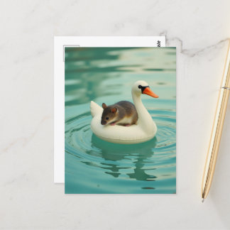 Adorable Maus auf einem Swan Pool Floating Postkarte