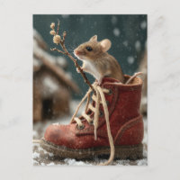 Adorable Maus in einem Miniaturboot im Schnee